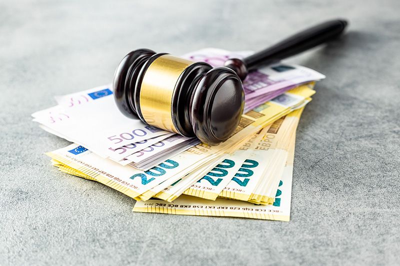 Imagen de un mazo de juez con dinero debajo.