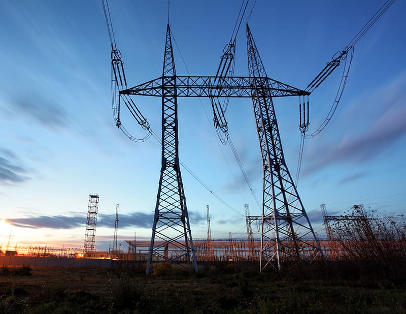 Imagen de la red eléctrica al atardecer.